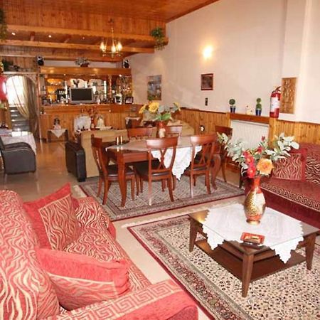 Filoxenia Hotel Коница Екстериор снимка