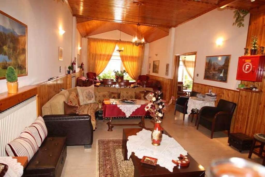 Filoxenia Hotel Коница Екстериор снимка